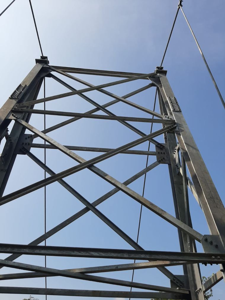 Hasil kerja CV Safari Makmur: rangka baja menara dengan kabel dilihat dari bawah