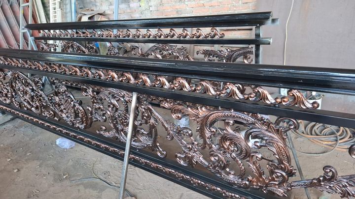 Railing alveron bermotif ukiran warna tembaga dengan rangka hitam
