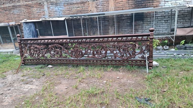 Hasil kerja CV Safari Makmur: railing alveron bermotif ukiran di halaman workshop